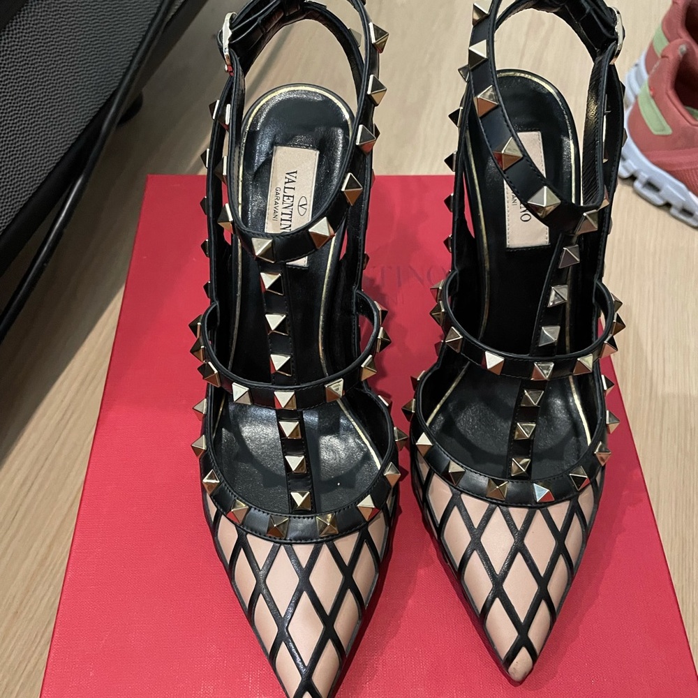 VALENTINO
Nappa Boudoir Rockstud Ankle Strap Pumps 39 Rose Cannelle Black